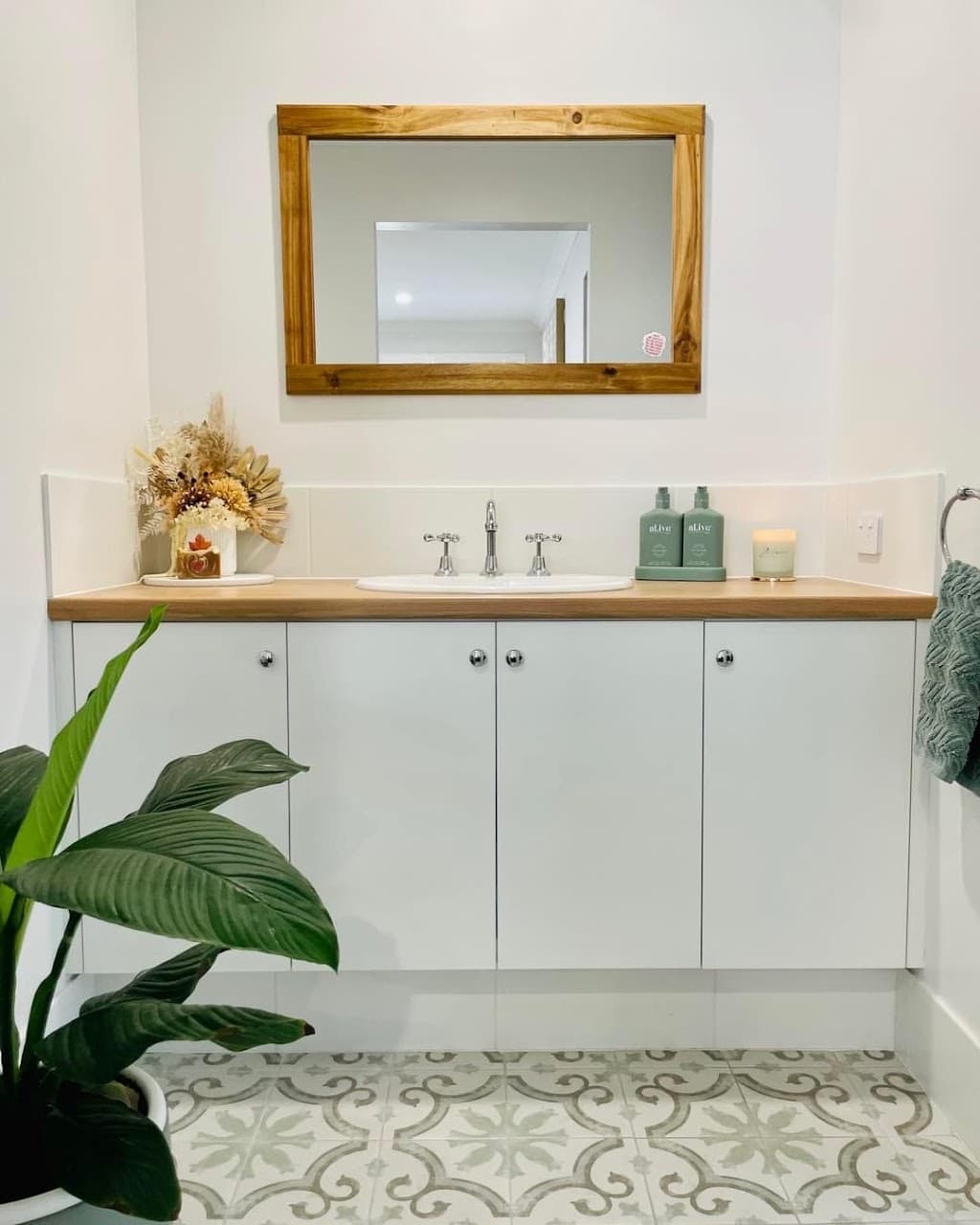 Hollands Plumbing and Electrical